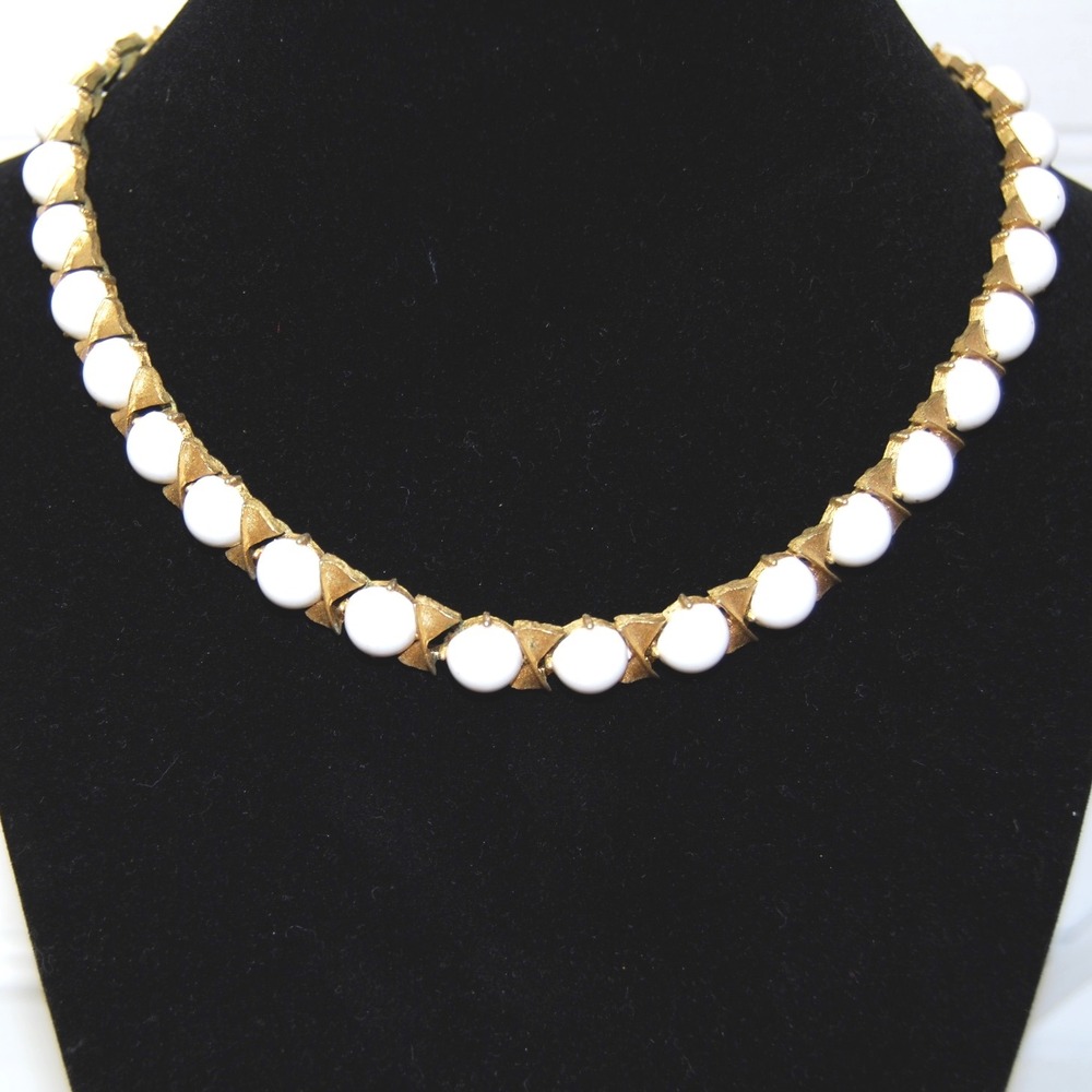 Vintage Trifari Necklace Gold‎ Tone White Lucite Beads Adjustable Choker 16 inch